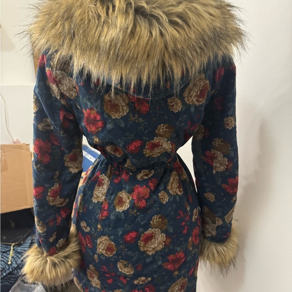 SOLD ! Gorgeous floral faux fur coat - Picture 2 of 3